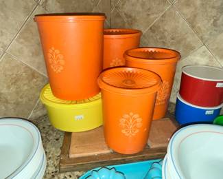 VINTAGE TUPPERWARE CANNISTER SET