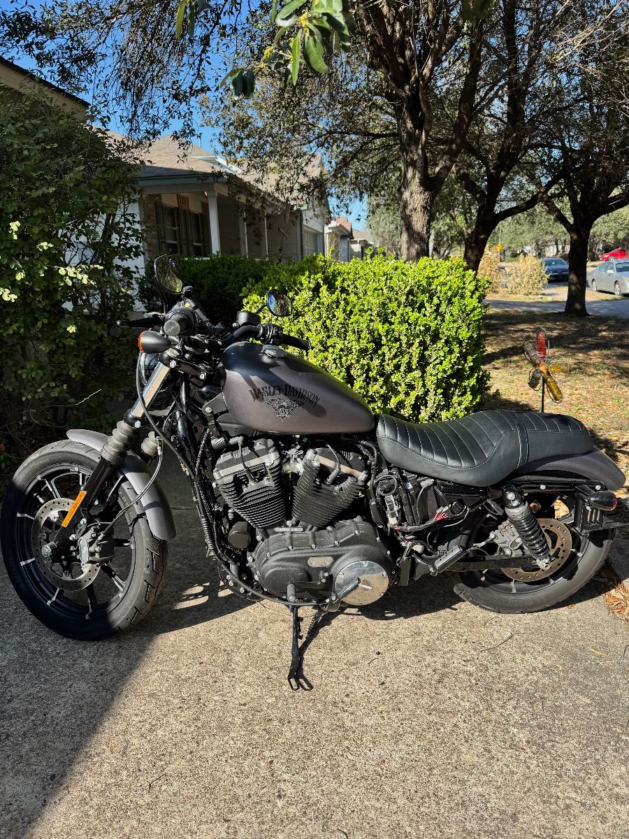 2016 Harley Davidson Iron 883 motorcycle! 1520 miles.