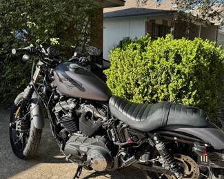 2016 Harley Davidson Iron 883 motorcycle! 1520 miles.