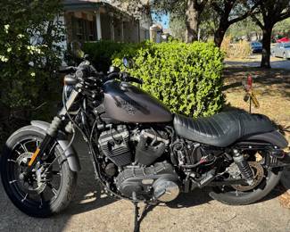 2016 Harley Davidson Iron 883 motorcycle! 1520 miles.