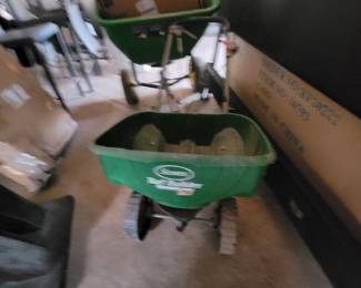 Fertilizer spreader, trailer spreader