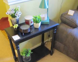 Cute end table (pair)