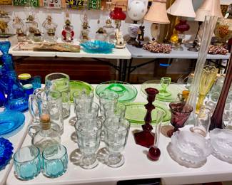 Lots of vintage glassware