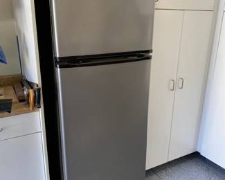 Whirpool Refrigerator 18 cubic ft