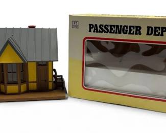 Aristo Craft Trains Passenger Depot G Scale