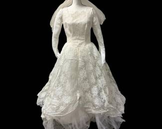 Ivory Lace Wedding Dress W Long Sleeves Veil