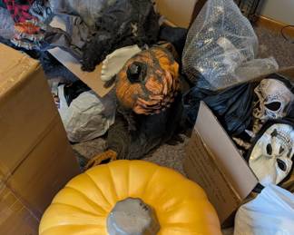 A lot of cool Halloween decor