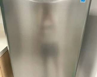 WGG747 Danby Compact Refrigerator With Chrome Stand