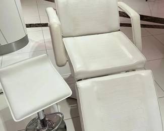 WGG080 Esthetician Chair With 1 White Chair