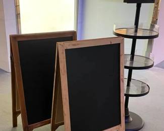 WGG645 Sandwich Boards & Circular Display