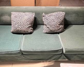 WGG053 Sofa With 2 Pillows