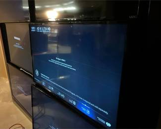 WGG702 VIZIO 43” Smart TV