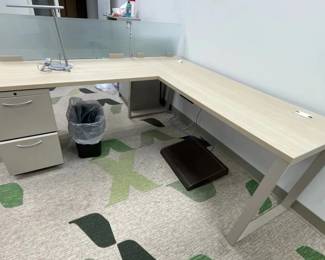 WGG720 L-Shaped Modular Desk & Lamp