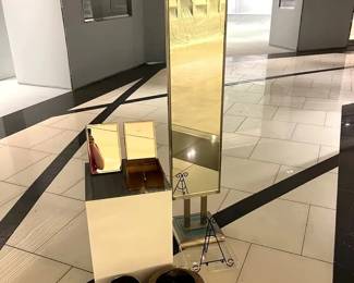 WGG694 Stand Up Mirror & Nice Decor