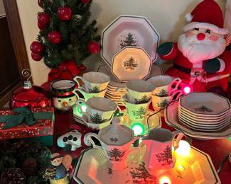 NIKKO "CHRISTMASTIME" 37 PIECE CHINA SET