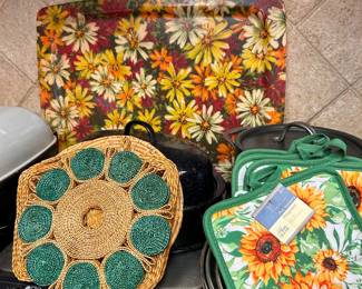 70's DAISY FIBERGLASS TRAY