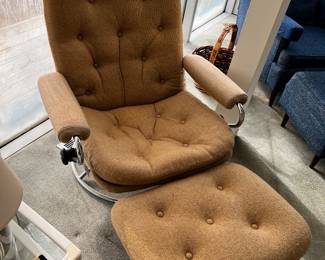 Vintage Eknores Stressless Swivel Lounge Chair and Ottoman 