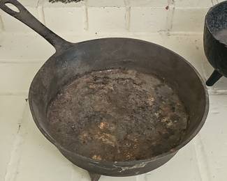 Cast Iron Skillet with Three Legs