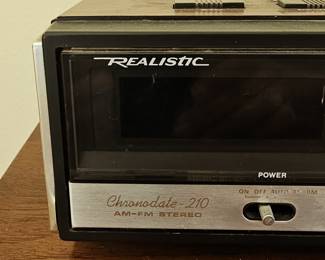 Realistic Chronodate 210 AM/FM Stereo Clock Radio