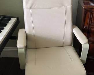 Almost new white desk chair