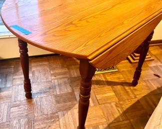 Vntg solid wood 40”Rnd x 30” h drop leaf table $60