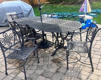 Fantastic oval table and 8 chairs 