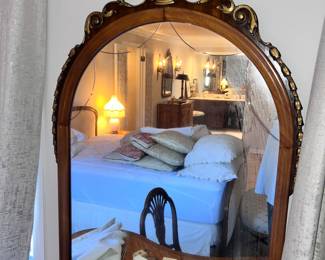 Nicely detailed mirror