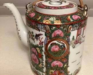 MMC041 Chinese Rose Medallion Porcelain Tea Pot