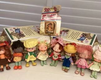 MMC037 Vintage Strawberry Shortcake Dolls, Monchhichi Figure & Pound Puppies