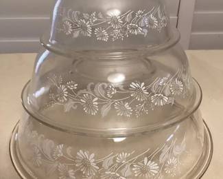 MMC068 Set Of Three Vintage Pyrex Colonial Mist Mixing Bowls
