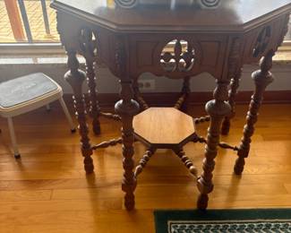 . . . gorgeous lamp table