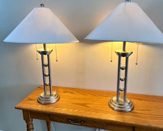OAK HALL TABLE / SOFA TABLE, MATCHING SILVERTONE METAL TABLE LAMPS