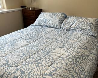 QUEEN SIZE BED AND BEDDING
