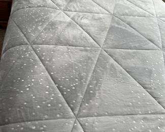 UGG  SILVER COMFORTER WITH PILLOW SHAMS