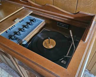 This retro entertainment center works like a Charme 