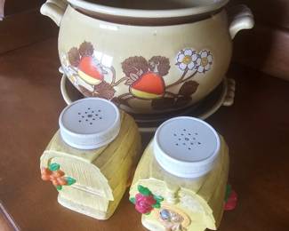 ceramic bowl and plastic retro S&P shakers 