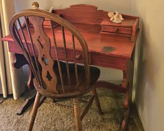 Slender desk for apartment or kid's room