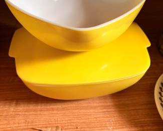 Vintage Pyrex dishes
