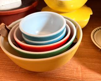 Vintage Pyrex bowls