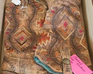 Corrol Boots-sz 6m Aztec Embroidered Boots