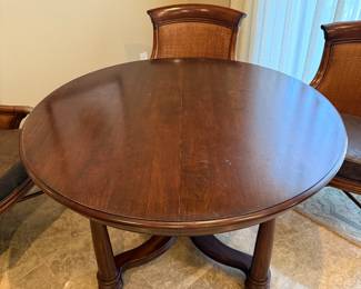 Round table (w/2 leaves) and 4 Chairs