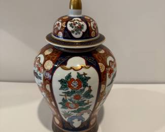 Imari jar w/lid