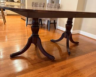 Figured mahogany dining table (w/2 leaves)