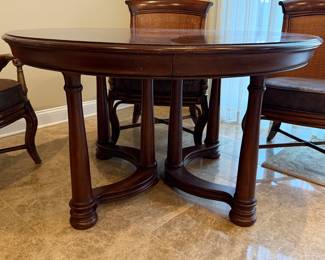 Round table (w/2 leaves) and 4 Chairs