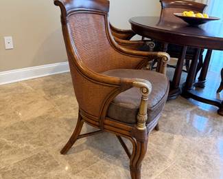 Round table (w/2 leaves) and 4 Chairs