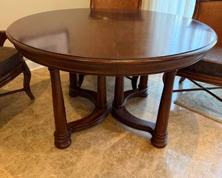 Round table (w/2 leaves) and 4 Chairs