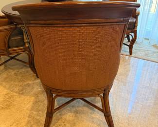 Round table (w/2 leaves) and 4 Chairs