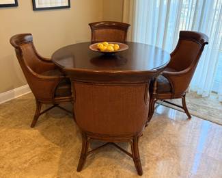 Round table (w/2 leaves) and 4 Chairs