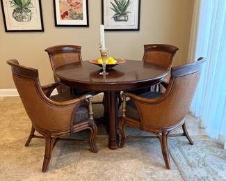 Round table (w/2 leaves) and 4 Chairs