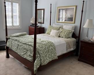 Queen mahogany poster bed